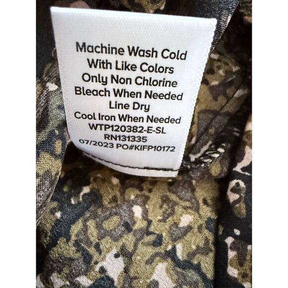 Evereve Sasha Satin Abstract Print Buttoned Blouse Shirt Top Size M Black Olive - Picture 10 of 10